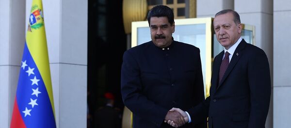 İki ülke heyetlerinin takdimi sonrasında Erdoğan ve Maduro, merdivenlerde Türkiye ve Venezüella bayrakları önünde el sıkışarak poz verdi. İki ülke heyetlerinin takdimi sonrasında Erdoğan ve Maduro, merdivenlerde Türkiye ve Venezüella bayrakları önünde el sıkışarak poz verdi. - Sputnik Türkiye