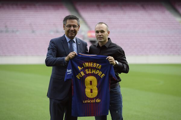 Barcelona tarihinde bir ilk: Iniesta ile ‘ömürlük sözleşme’ imzalandı - Sputnik Türkiye