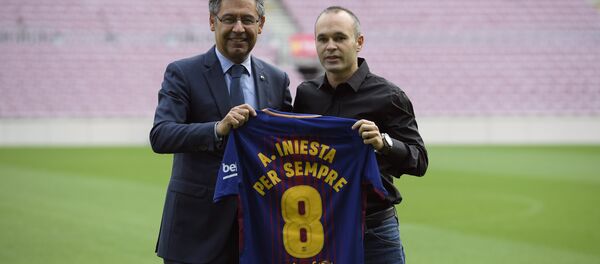 Barcelona tarihinde bir ilk: Iniesta ile ‘ömürlük sözleşme’ imzalandı - Sputnik Türkiye