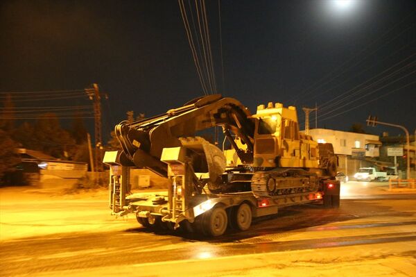 İdlib için sınıra çok sayıda komando ve zırhlı araç sevkiyatı - Sputnik Türkiye