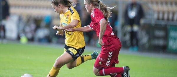 LSK Kvinner takımı oyuncusu Emilie Haavi ve Brondby oyuncusu Emilie Henriksen - Sputnik Türkiye