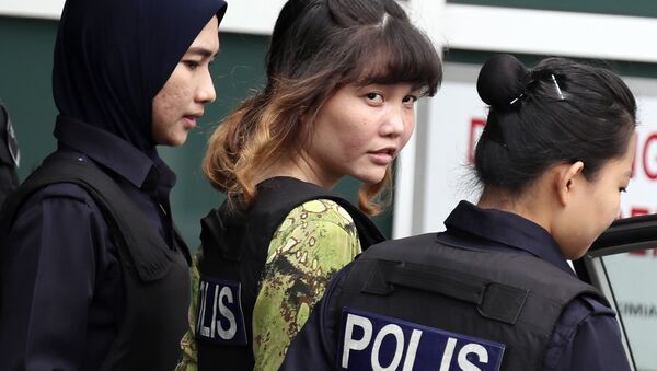 Malezya'da görülen davada yargılanan iki kadın, Vietnamlı Doan Thi Huong ve Endonezyalı Siti Aisyah, Kuzey Koreli ajanların talimatıyla Kim Jong-nam'ı öldürmekle suçlanıyor. - Sputnik Türkiye