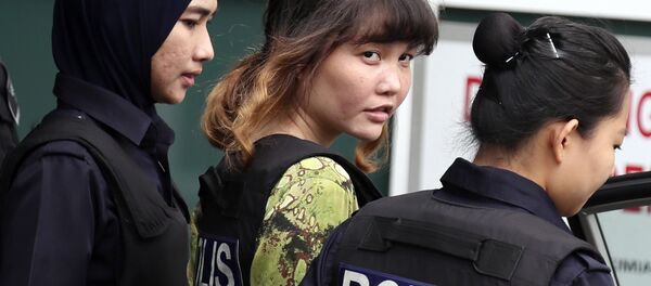 Malezya'da görülen davada yargılanan iki kadın, Vietnamlı Doan Thi Huong ve Endonezyalı Siti Aisyah, Kuzey Koreli ajanların talimatıyla Kim Jong-nam'ı öldürmekle suçlanıyor. - Sputnik Türkiye
