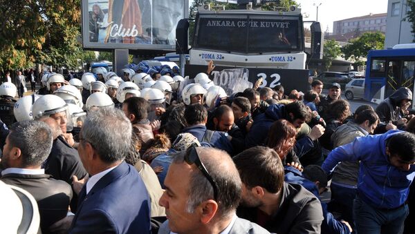 Ankara’da 2 yıl önce Gar Kavşağı'nda meydana gelen ve 101 kişinin hayatını kaybettiği, yüzlerce kişinin de yaralandığı bombalı terör saldırısının yıl dönümünde, hayatını kaybedenleri anmak için Ankara Tren Garı önünde toplanmak isteyen gruplara polis biber gazı ile müdahale etti. - Sputnik Türkiye