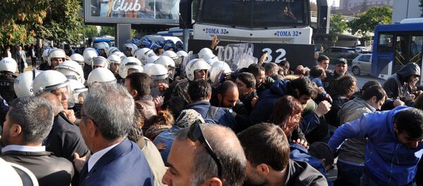 Ankara’da 2 yıl önce Gar Kavşağı'nda meydana gelen ve 101 kişinin hayatını kaybettiği, yüzlerce kişinin de yaralandığı bombalı terör saldırısının yıl dönümünde, hayatını kaybedenleri anmak için Ankara Tren Garı önünde toplanmak isteyen gruplara polis biber gazı ile müdahale etti. - Sputnik Türkiye