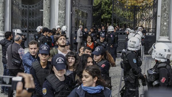 İstanbul Üniversitesi'ndeki 10 Ekim anmasına polis müdahalesi - Sputnik Türkiye