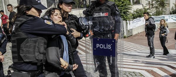 İstanbul Üniversitesi'ndeki 10 Ekim anmasına polis müdahalesi - Sputnik Türkiye