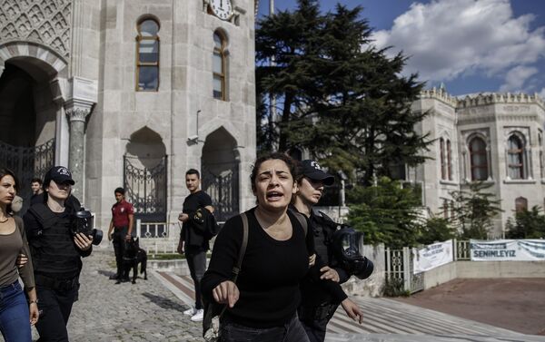 İstanbul Üniversitesi'ndeki 10 Ekim anmasına polis müdahalesi - Sputnik Türkiye