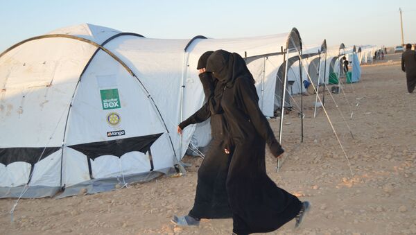 IŞİD militanlarının eşleri ve çocukları, DSG tarafından Ayn İsa kasabasında yapılan çadır kampına yerleştiriliyor. - Sputnik Türkiye