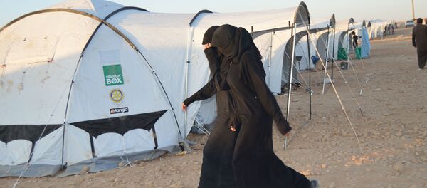 IŞİD militanlarının eşleri ve çocukları, DSG tarafından Ayn İsa kasabasında yapılan çadır kampına yerleştiriliyor. - Sputnik Türkiye