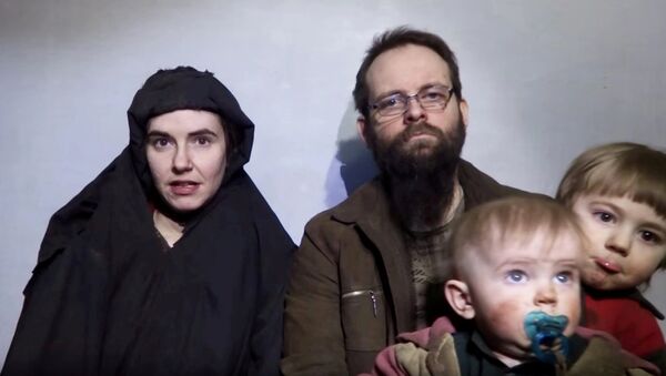 Taliban'ın elinden kurtarılan ABD'li Caitlan Coleman, Kanadalı kocası Joshua Boyle ve çocukları - Sputnik Türkiye