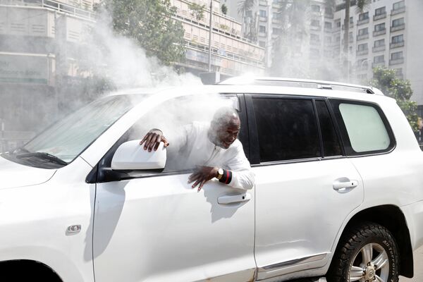 Muhalefet partilerinin oluşturduğu Ulusal Süper İttifak (NASA) koalisyonundan bir siyasetçinin aracının içine biber gazı girdi. - Sputnik Türkiye