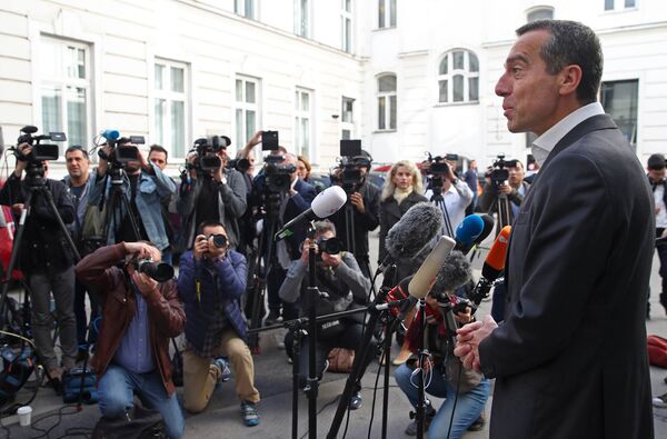 Avusturya Başbakanı ve Sosyal Demokrat Parti adayı Christian Kern oyunu kullandı. - Sputnik Türkiye