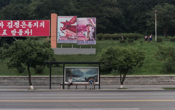Pyongyang sokaklarında propaganda afişleri - Sputnik Türkiye