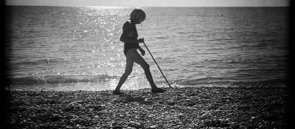 Fransa'nın Nice şehrinde tek başına dolaşan yaşlı biri - Sputnik Türkiye