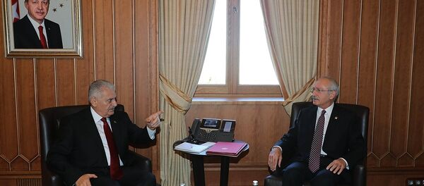 Başbakan Binali Yıldırım ve CHP Genel Başkanı Kemal Kılıçdaroğlu Başbakan Binali Yıldırım ve CHP Genel Başkanı Kemal Kılıçdaroğlu - Sputnik Türkiye