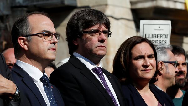 Katalonya Özerk Yönetimi Başkanı Carles Puigdemont (ortada), Katalonya hükümet sözcüsü Jordi Turull (solda) - Sputnik Türkiye