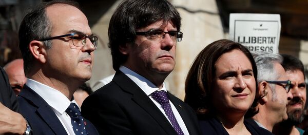 Katalonya Özerk Yönetimi Başkanı Carles Puigdemont (ortada), Katalonya hükümet sözcüsü Jordi Turull (solda) - Sputnik Türkiye