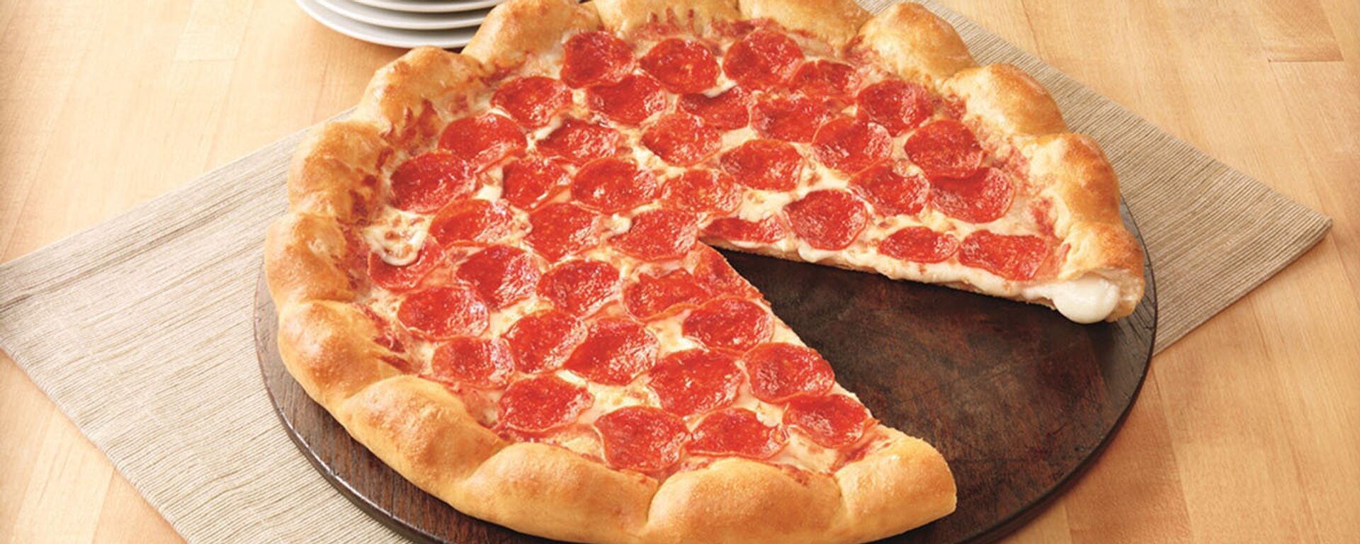 Pizza Hut adds new 3-Cheese Stuffed Crust Pizza to menus as first permanent pizza offering in almost two decades. - Sputnik Türkiye, 1920, 23.10.2024