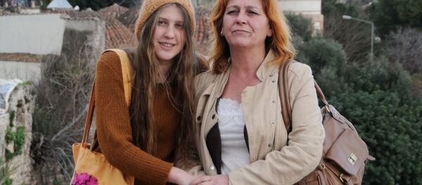 ‘Kırmızı fularlı kız’ olarak bilinen Ayşe Deniz Karacagil ve annesi Nuray Erçağan - Sputnik Türkiye