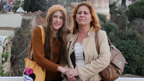 ‘Kırmızı fularlı kız’ olarak bilinen Ayşe Deniz Karacagil ve annesi Nuray Erçağan - Sputnik Türkiye
