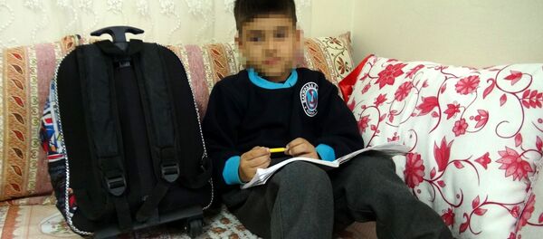 Adana'da öğretmeninin 'D' harfini yazamadığı için dövdüğü 1. sınıf öğrencisi - Sputnik Türkiye