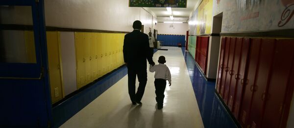 Principal Milton Andrew walks with a kindergarten student to comfort the child during the first day of class at Wilkins Elementary School in Detroit, Thursday, Sept. 14, 2006 Principal Milton Andrew walks with a kindergarten student to comfort the child during the first day of class at Wilkins Elementary School in Detroit, Thursday, Sept. 14, 2006 - Sputnik Türkiye
