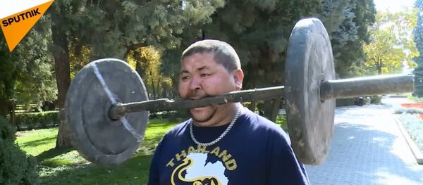 Süper güce sahip Kırgız pehlivandan inanılmaz performans - Sputnik Türkiye