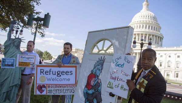 Trump'ın 'mülteci yasağını' Kongre binası önünde protesto eden eylemciler - Sputnik Türkiye