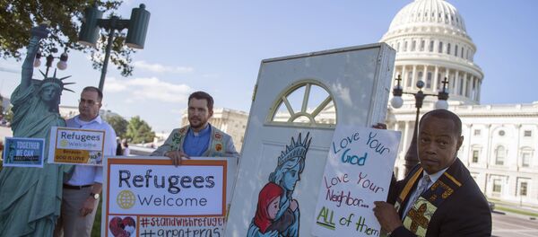 Trump'ın 'mülteci yasağını' Kongre binası önünde protesto eden eylemciler - Sputnik Türkiye