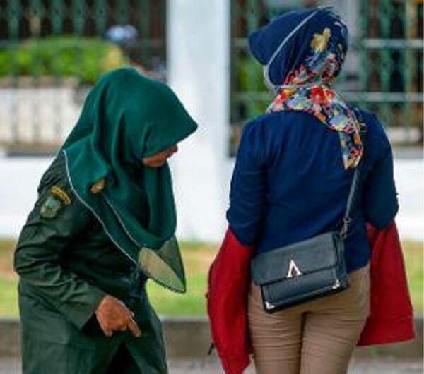 Pantolon kontrolü kameralara böyle yansıdı. - Sputnik Türkiye