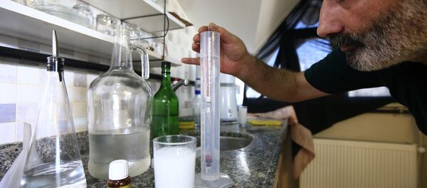 Evde rakı yapımı, Cengiz Dev - Sputnik Türkiye