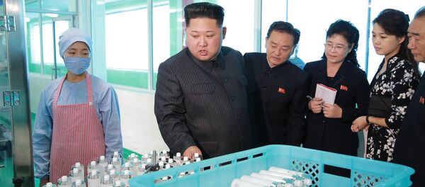 Kuzey Kore lideri, eşi Ri ile kızkardeşi Kim Yo-Jong'u kozmetik fabrikasını dolaşırken gösteren fotoğraflar, devlet medyası KCNA tarafından yayınlandı.  Ziyarette Kim Jong-un'a çiçekli bir elbise giyen eşi Ri ile İşçi Partisi Politbürosu'nda olan ve 20'li yaşlarda olduğu düşünülen kız kardeşi de eşlik etti. - Sputnik Türkiye