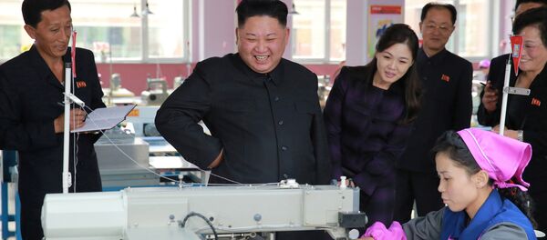 Kim ve Eşi Ri bu ay bir ayakkabı fabrikasını ziyaretleri sırasında da birlikte görüntülenmişti. Kim ve Eşi Ri bu ay bir ayakkabı fabrikasını ziyaretleri sırasında da birlikte görüntülenmişti. - Sputnik Türkiye