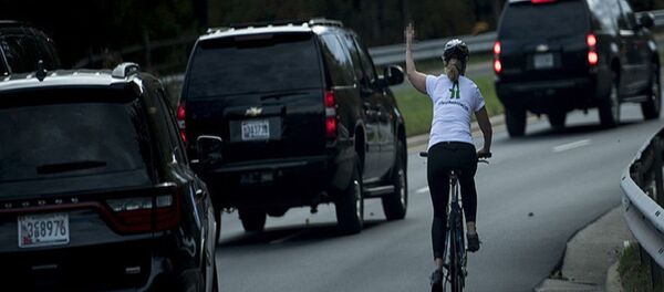 Kadın bisikletli Trump'a orta parmağını gösterdi Kadın bisikletli Trump'a orta parmağını gösterdi - Sputnik Türkiye