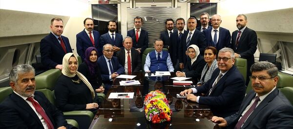 Cumhurbaşkanı Recep Tayyip Erdoğan, Azerbaycan dönüşü uçakta gazetecilerle - Sputnik Türkiye