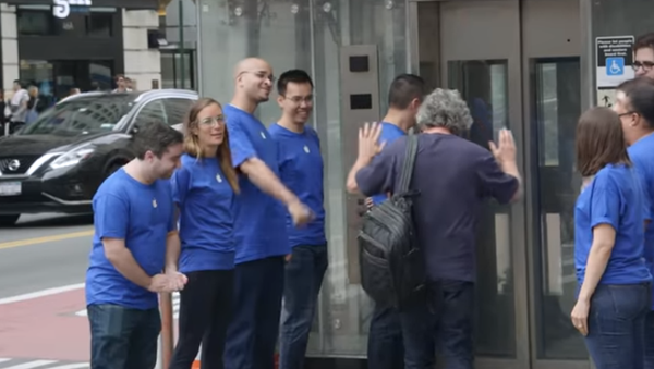 Sahte Apple Store yaptılar, 50 kişi iPhone X sırası bekledi (Video haber) - Sputnik Türkiye