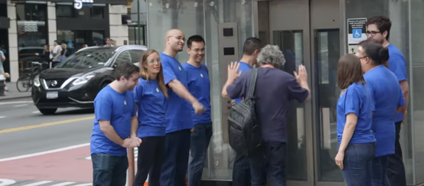 Sahte Apple Store yaptılar, 50 kişi iPhone X sırası bekledi (Video haber) - Sputnik Türkiye