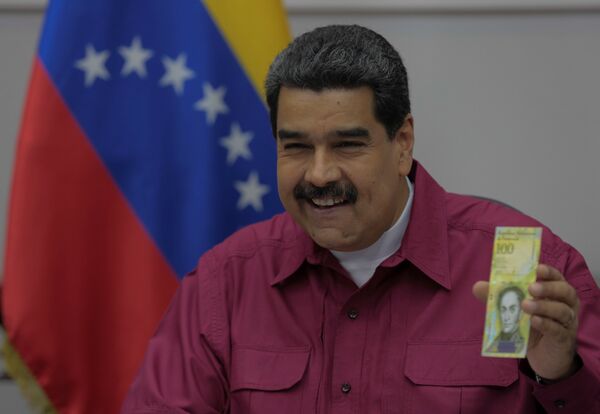 Maduro, ulusal televizyonda yaptığı açıklamada, gelecek hafta 100 bin bolivar banknotunun piyasaya sürüleceğini, asgari ücrete yüzde 30 zam ve emekli maaşlarına artış yapılacağını belirtti. - Sputnik Türkiye