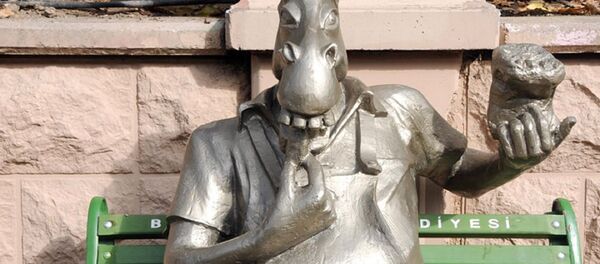 Eskişehir'deki 'Çekirdek Çitleyen Eşek' heykeline saldırı Eskişehir'deki 'Çekirdek Çitleyen Eşek' heykeline saldırı - Sputnik Türkiye