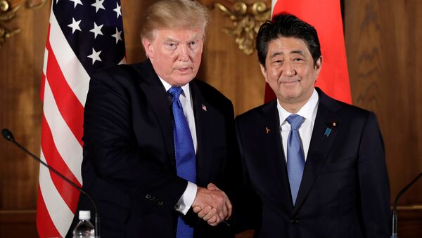 ABD Başkanı Donald Trump- Japonya Başbakanı Şinzo Abe - Sputnik Türkiye