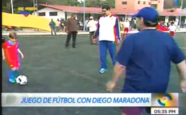 Venezüella Devlet Başkanı Nicolas Maduro, Arjantinli futbol yıldızı Diego Armando Maradona ile başkent Caracas’da çocuklar için düzenlenen bir antrenmanda futbol oynadı. Maradona, antrenman sonrasında “Maduro’nun askerleriyiz” ifadelerini kullandı. - Sputnik Türkiye