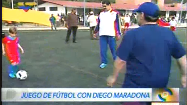 Venezüella Devlet Başkanı Nicolas Maduro, Arjantinli futbol yıldızı Diego Armando Maradona ile başkent Caracas’da çocuklar için düzenlenen bir antrenmanda futbol oynadı. Maradona, antrenman sonrasında “Maduro’nun askerleriyiz” ifadelerini kullandı. - Sputnik Türkiye