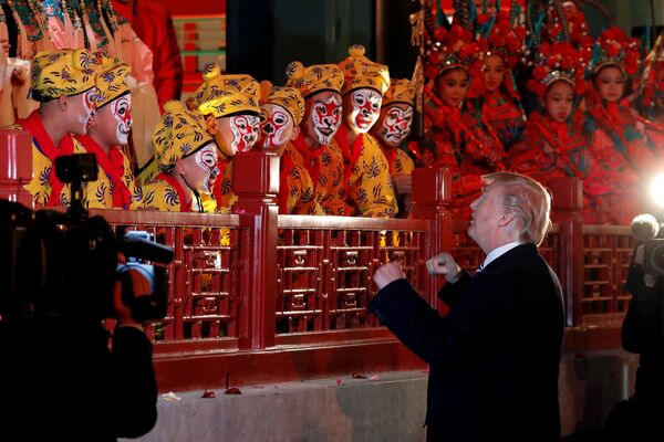  Çin operası izleyen Trump performansa katılan gençlerle sohbet etti - Sputnik Türkiye