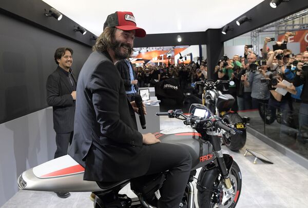 Ünlü Hollywood oyuncusu Keanu Reeves ve yapımcı Gard Hollinger, Harley-Davidson modeli temelinde motosikletler üreten kendi şirketleri Arch Motorcycle’i tanıtmak için fuara geldi. - Sputnik Türkiye