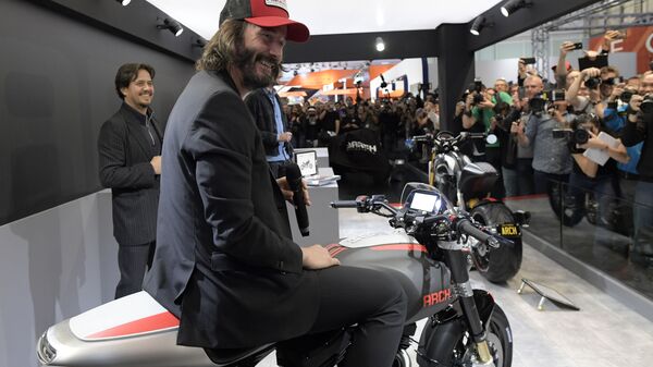 Ünlü Hollywood oyuncusu Keanu Reeves ve yapımcı Gard Hollinger, Harley-Davidson modeli temelinde motosikletler üreten kendi şirketleri Arch Motorcycle’i tanıtmak için fuara geldi. - Sputnik Türkiye