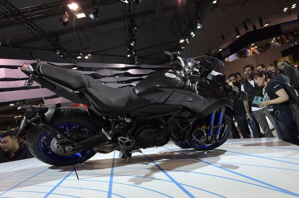Ziyaretçiler yeni Yamaha Niken motosikletini inceliyor. - Sputnik Türkiye