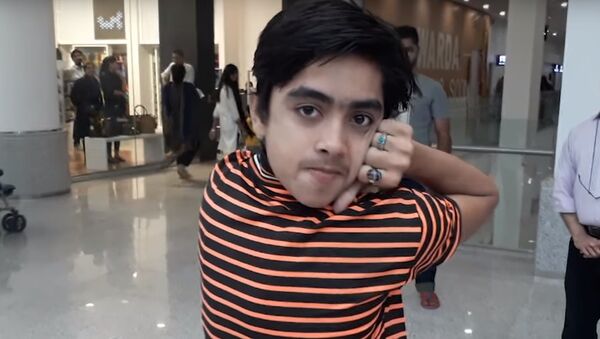 Pakistanlı genç kafasını 180 derece çevirebiliyor / VİDEO - Sputnik Türkiye