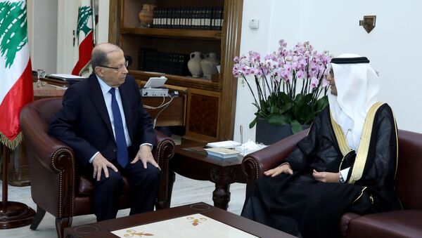 Lübnan Cumhurbaşkanı Mişel Aun ve Suudi Arabistan'ın Lübnan Maslahatgüzarı Velid el Buhari - Sputnik Türkiye