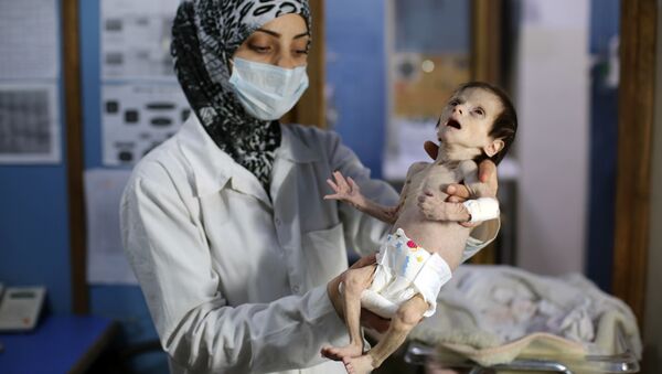 Şam'ın Doğu Guta bölgesindeki bir sağlık merkezinde, yetersiz beslenmekten dolayı gözetim altında tutulan bir bebek - Sputnik Türkiye